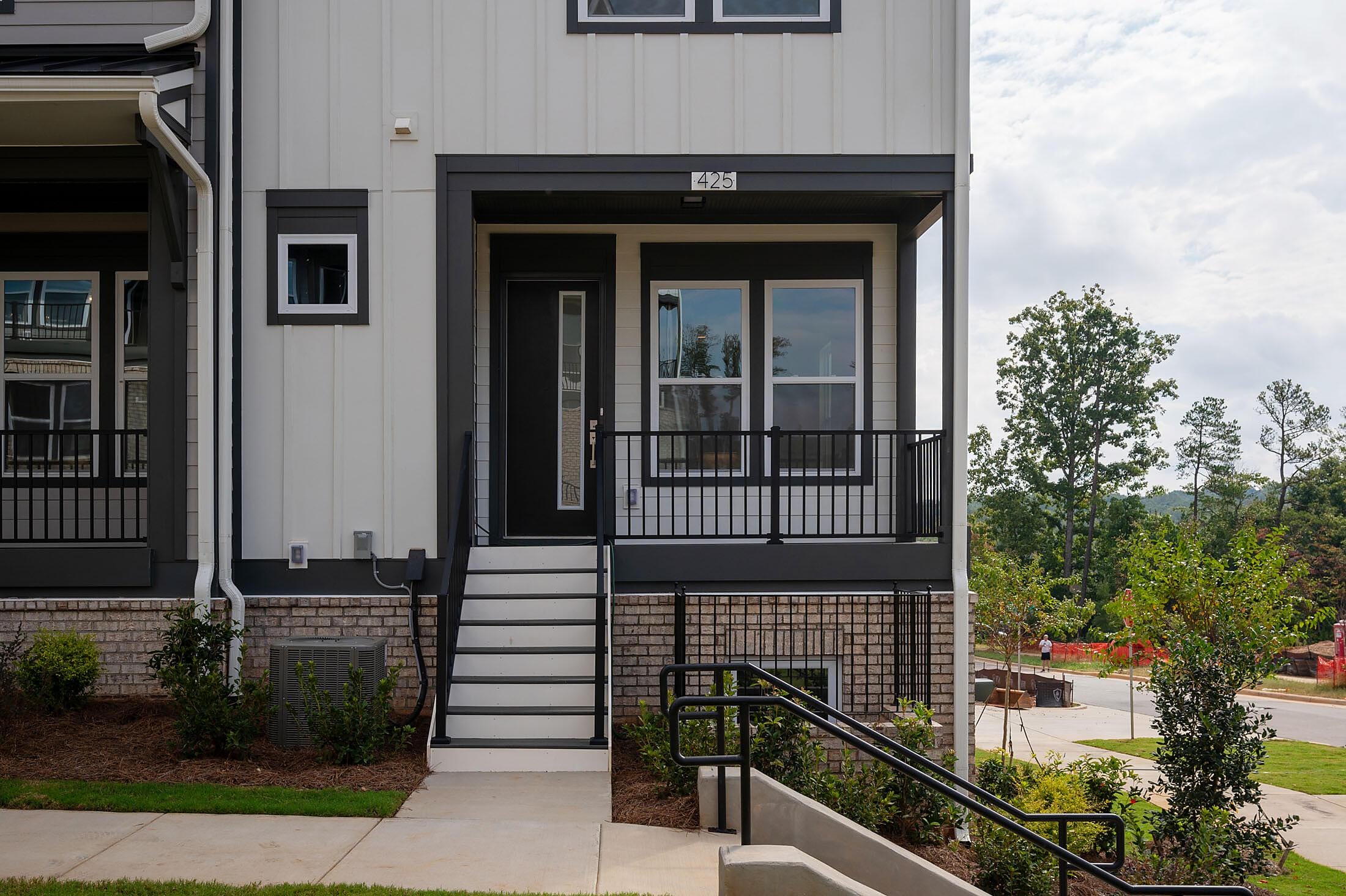 -home-empirecas-public_html-uploads-images-homes-46537-car_brx0031_100824-front-ext-3