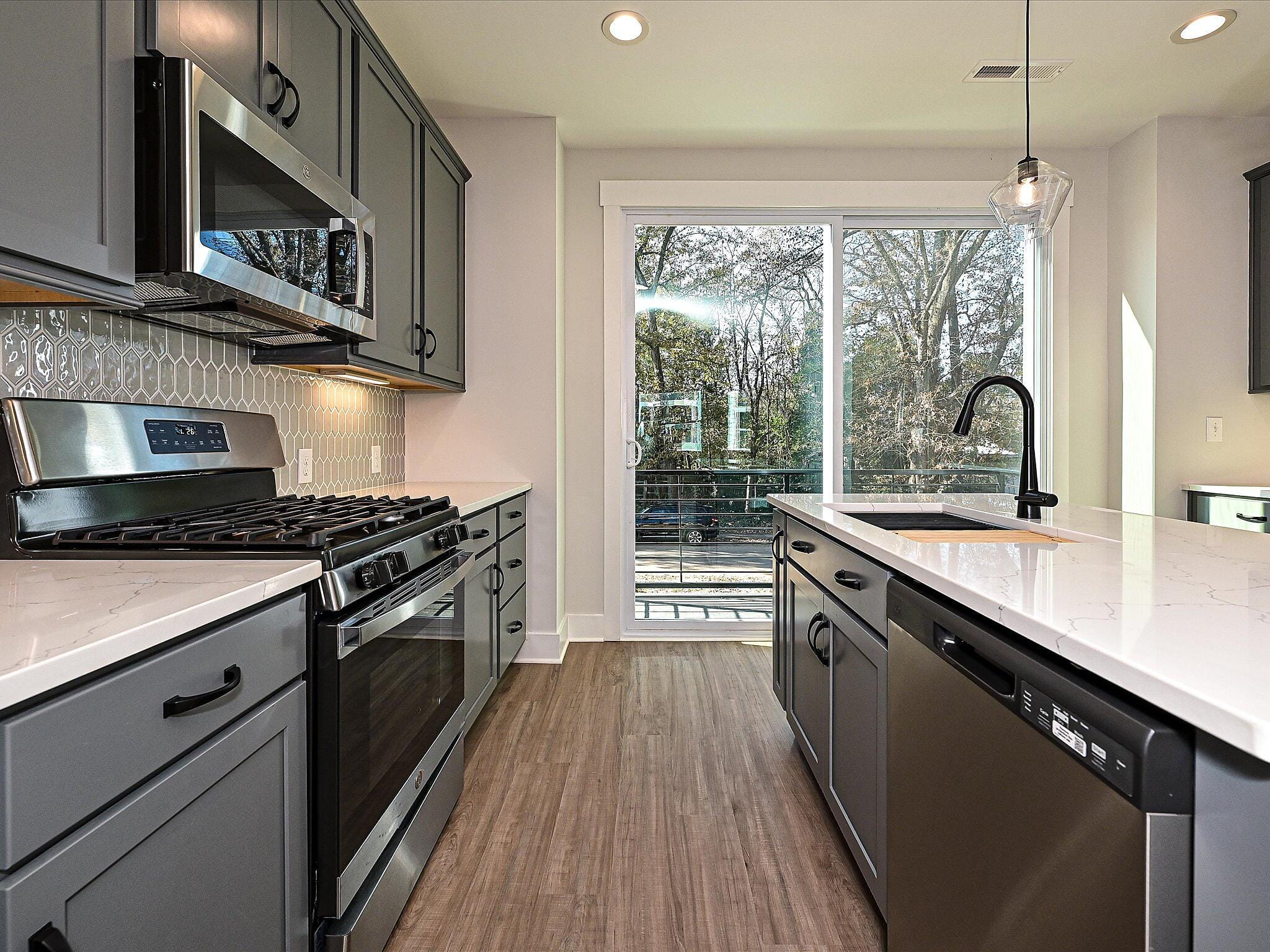 -home-empirecas-public_html-uploads-images-homes-46729-car_csw0313_120624-vt-kitchen-4